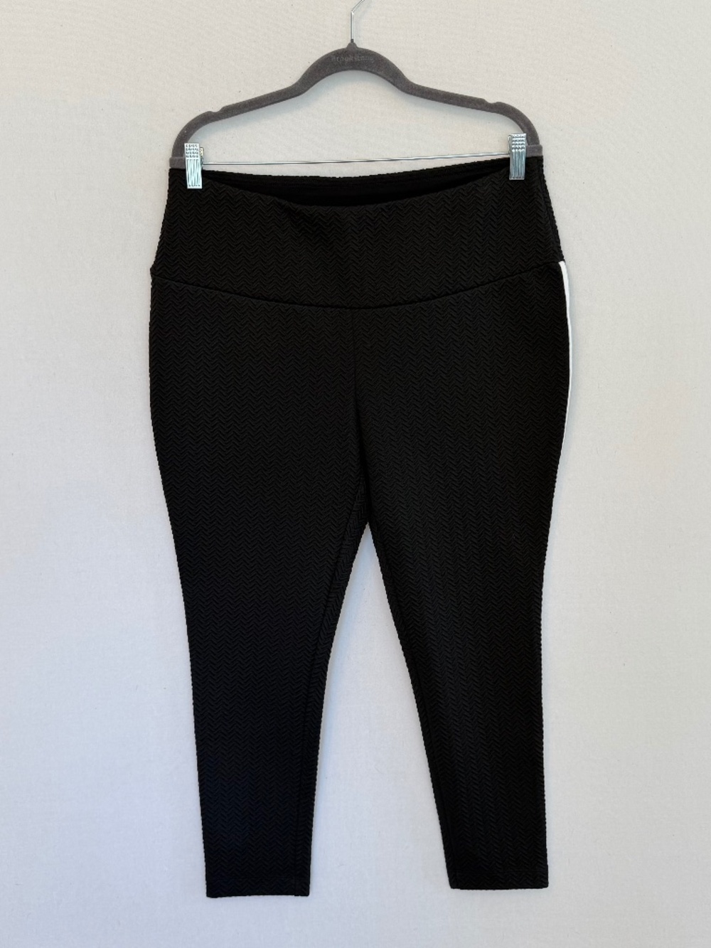CHICO’S ZENERGY Size 2 US Medium Black Textured Framed Cropped Legging NEW